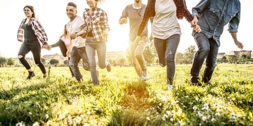 a group of people run after learning what happens to your lungs when you stop smoking