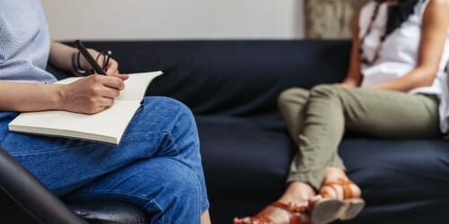 a woman and her therapist talk about the 7 most common dual diagnoses